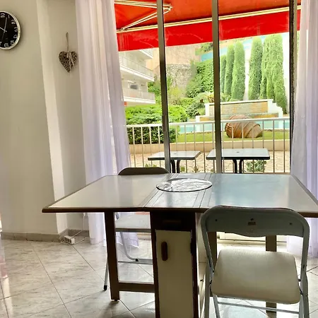 Le Studio, Proche Μεντόν
