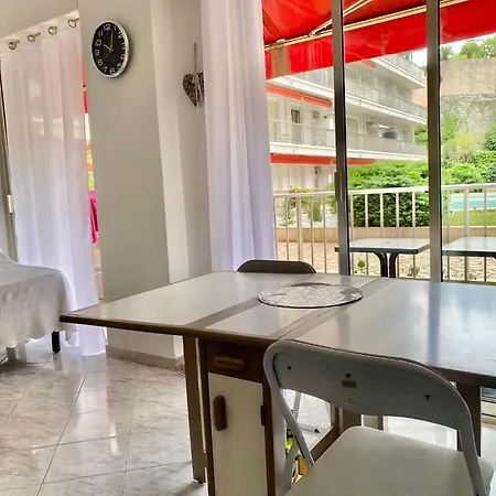 Le Studio, Proche * Μεντόν
