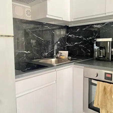 Le Studio, Proche Μεντόν